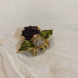 💜JOAN RIVERS GOLD TONE BUMBLE BEE GRAPE VINE BROOCH PIN GREEN EYES SIGNED